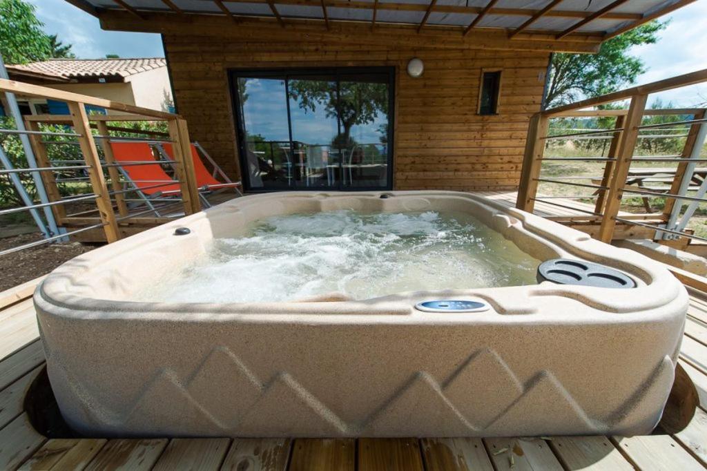 Camping Les Hautes Prairies Lourmarin Dış mekan fotoğraf