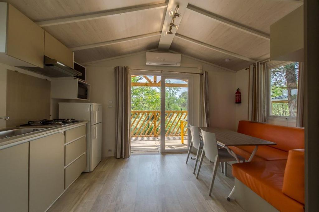 Camping Les Hautes Prairies Lourmarin Dış mekan fotoğraf